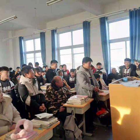 七一班家长会七一班的全体家长们：大家下午好！由七一班全体学生合唱《强国一代有我在》来欢迎大家的到来。