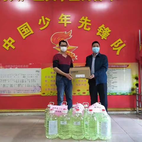 大爱！社会人士和家长们向曲江区第一小学捐赠防疫物品