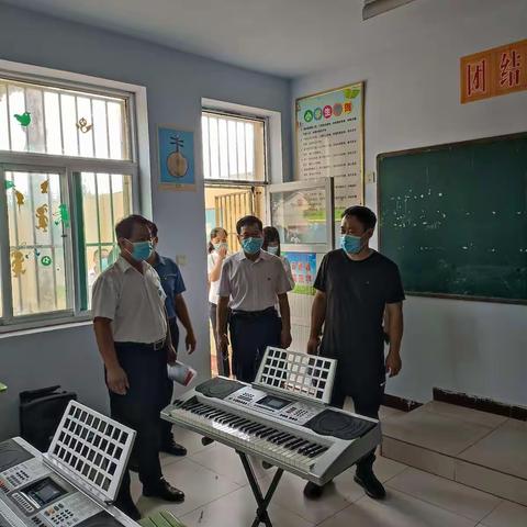 督导评估促提升——市教育局专家莅临小天罡小学指导工作