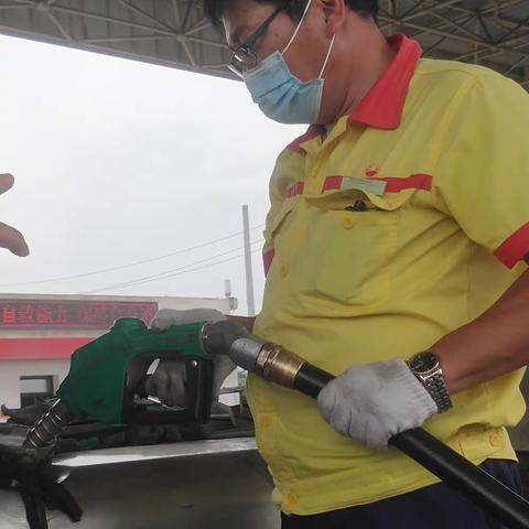 无畏酷暑的“小黄人”