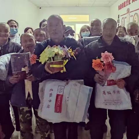 棋牌对决赛    老人乐开颜