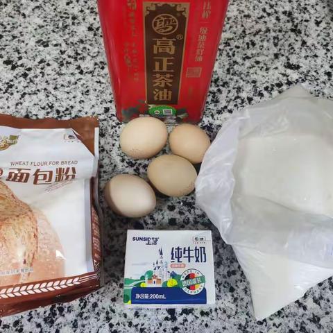 401班吴俐姗 32号 五一劳动节自己动手制作美味蛋糕，准备的食材有鸡蛋 、牛奶、 白糖、 油、 蛋糕粉。