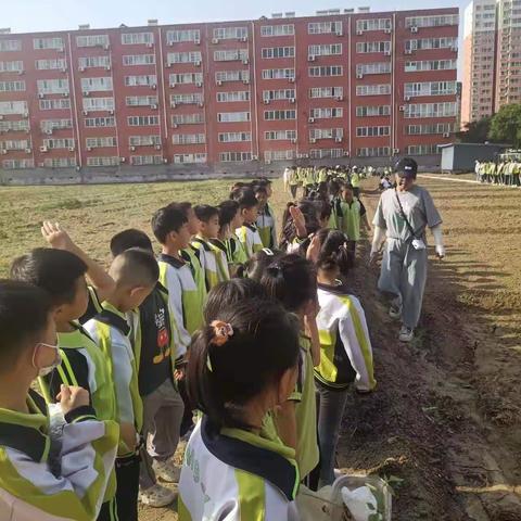 劳动伴我行    教育净心灵——蒙古族小学三年级（1）班耘梦田园种植基地实践活动