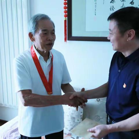 市机关事务中心慰问老党员并颁发“光荣在党50年”纪念章