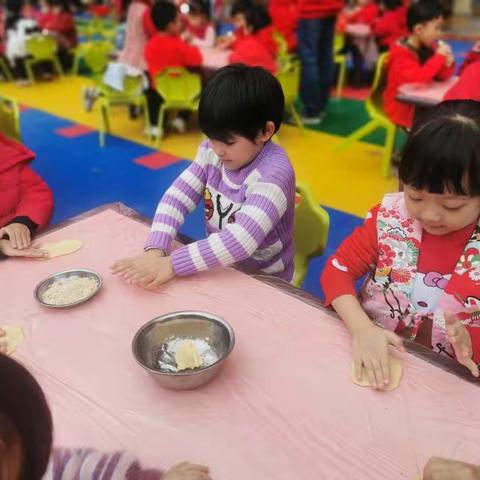 阜沙中心幼儿园寻“粤”年味。挥毫泼墨迎兔年。煎堆油角庆团圆。大四班活动精彩瞬间！!相册2