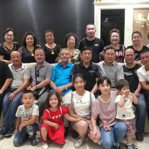 相亲相爱民族团结的一家人