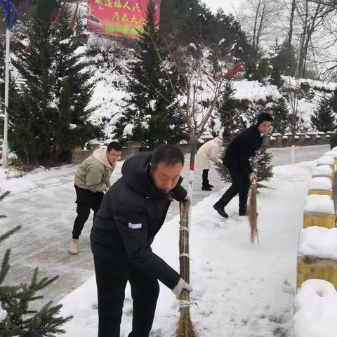 两亭镇干部群众齐行动，扫雪除冰保畅通