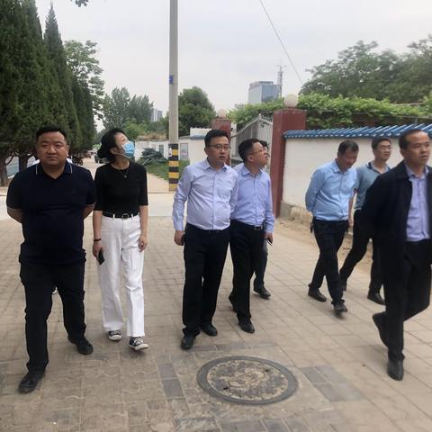 铜川城建开发公司领导班子前往铁诺小区召开现场工作推进会