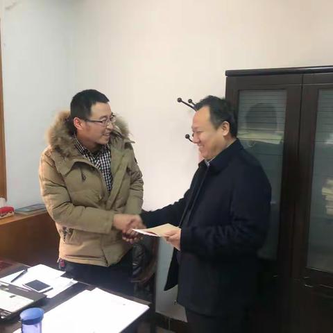 铜建集团公司党委节前慰问城建开发公司困难党员