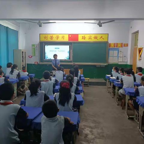 开发区检察院王思萌检察官赴实验小学送法制课