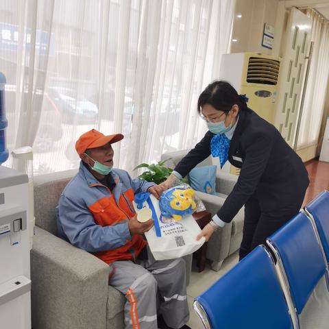 金山分理处开展关爱环卫工人活动