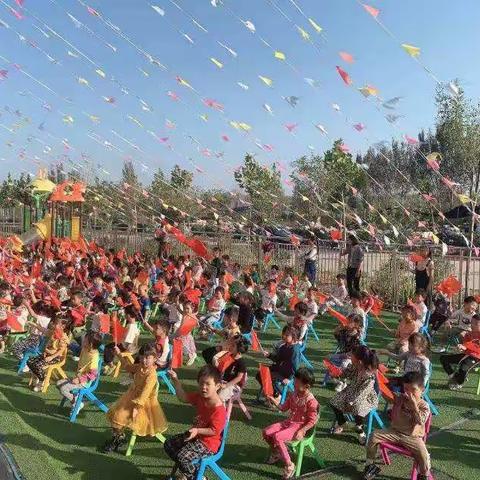 今年是我们伟大祖国的华诞，在这喜庆的日子里，我们双语幼儿园全体师生同祖国一起成长”生日快乐