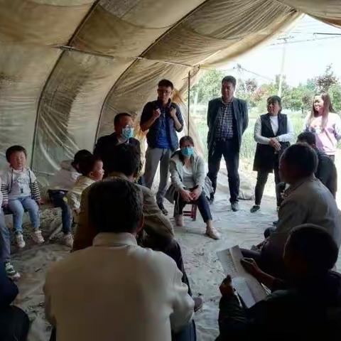 专家深入生产一线，为群众当好技术参谋