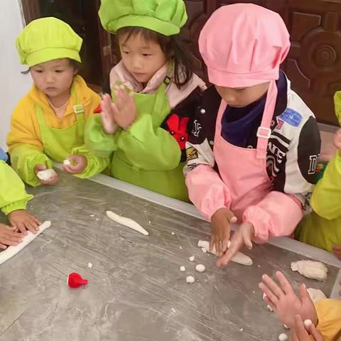 舌尖上的小“食”光《美味小汤圆》——捧当乡中心幼儿园小中混龄班