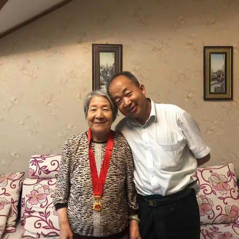 慈母八旬    在党六十