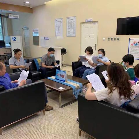 营业室班后开展存款利率调整培训会