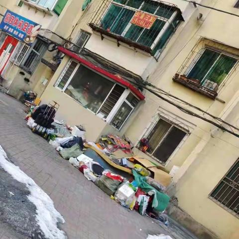 平山办事处开展清理垃圾助力创城活动