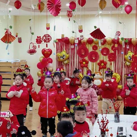 迎新年（参加幼儿园小朋友迎新年联欢活动）