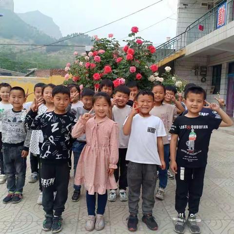 南宋小学二年级美术课上的精彩展示