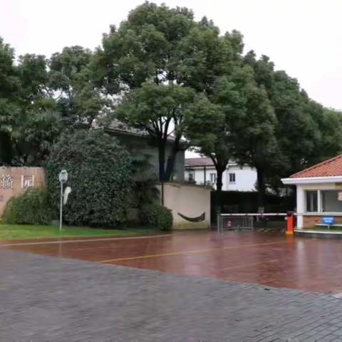 2019年10月1日早上7点，天籁园小区举行升旗仪式，为新中国诞辰70周年献礼