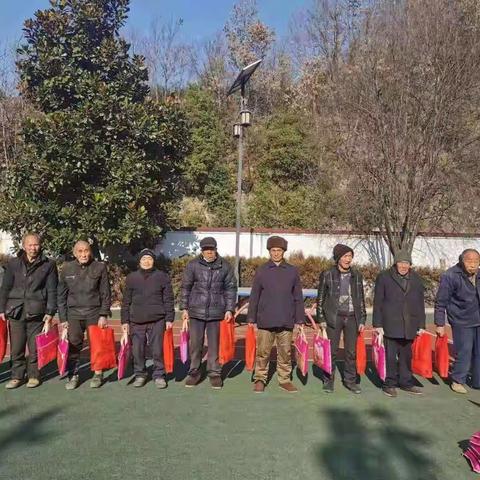 漫川关镇积极开展冬春救助物资发放 确保困难群众温暖过冬