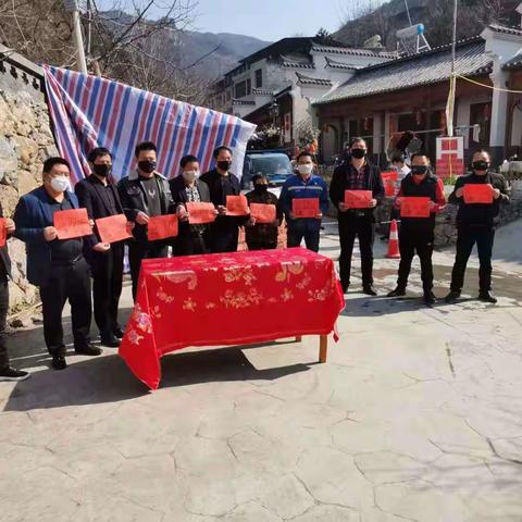 爱心人士捐物资 众志诚城抗疫情