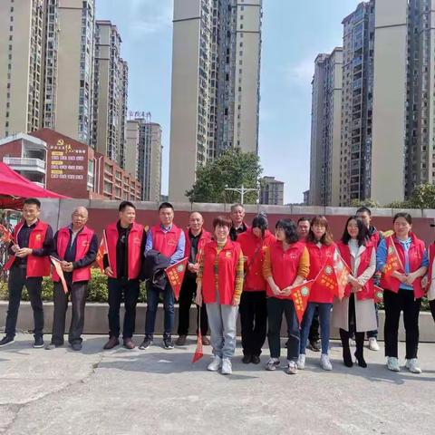 爱心红马甲，孩子守护神。家长在护学，温情满校园！吉星小学四（11）班家长护学岗