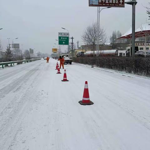 白雪中的一抹橘红色-西宁公路段全力清雪保通中