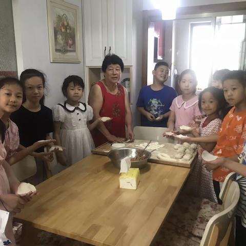三8班玩伴团隔代互学之包蒸饺