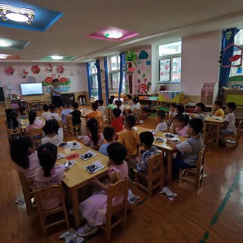 世纪贝儿幼儿园科学小实验——“自制净水器”