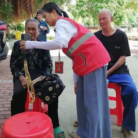 网格员积极协助开展老年人认证服务工作