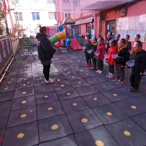 幼儿园大班活动教案《小袋鼠摘苹果》（屈素颖）