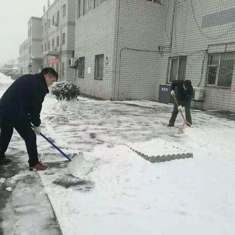 东田良车站站长张建军带领全体干部职工除雪打冰