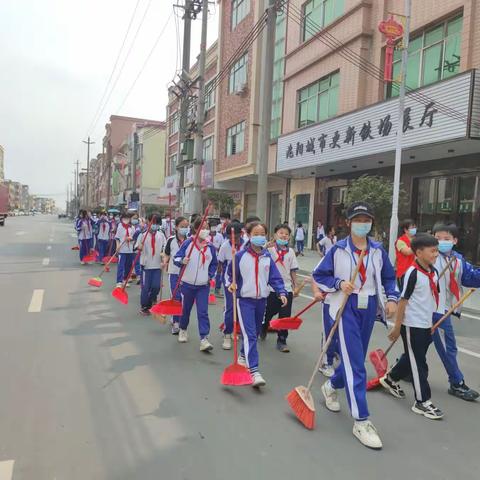 “学雷锋，我们在行动”铁场中心小学复兴少年宫系列活动之义务扫街服务活动