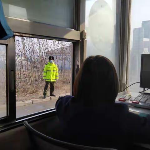 鞍山分公司西柳收费站奋战在防疫一线的90后小夫妻，用爱和坚守铸起守护万家的铜墙铁壁