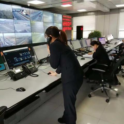 韩宝寺隧道内两货车追尾，警企联动高效处置火速排险