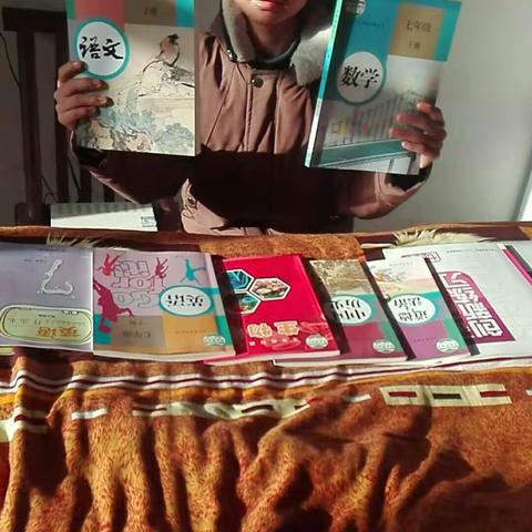 送课本  传温暖 共递希望