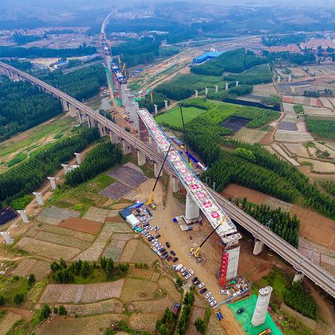 济莱高铁跨瓦日铁路特大桥连续梁转体成功