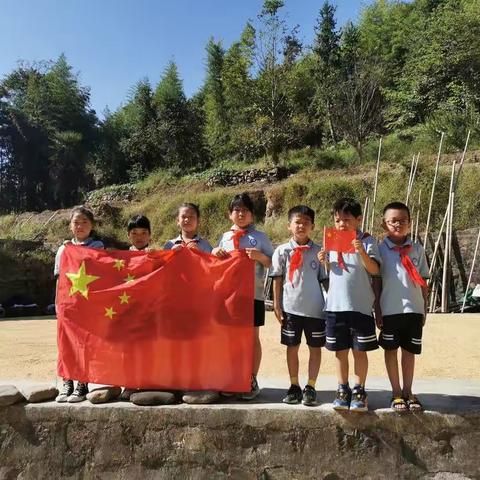 向国旗敬礼，争做劳动小达人——富春大青小学二（1）班劳动小队