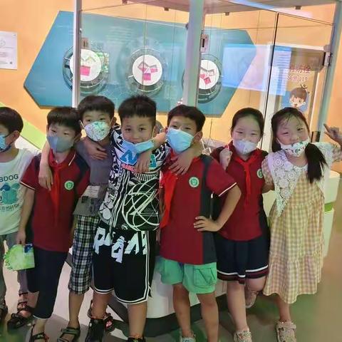 二五班雏鹰六小组参观科技馆活动