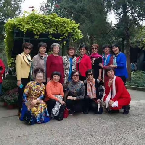同学欢聚一起赏菊