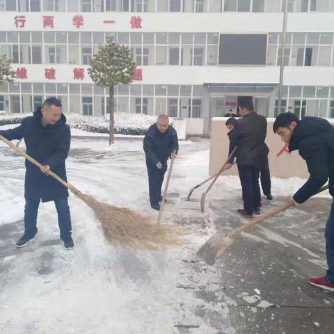 志愿服务暖人心，扫雪除冰保畅通