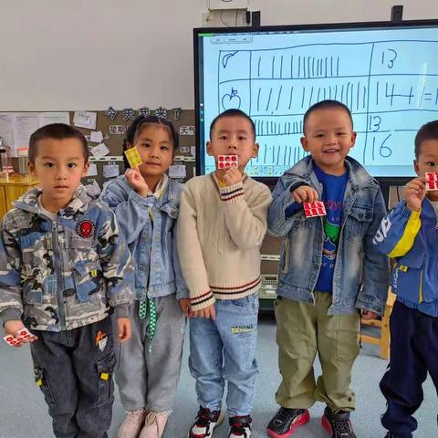 本周分享幼儿最近在园的生活方面，在生活中他们学会了自我服务和服务他人的意识。