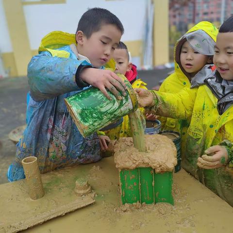 孩子们在欢快的笑声中结束啦第一周！在这周孩子们很快的适应了幼儿园的生活，但是行为习惯和常规还需要加强哦