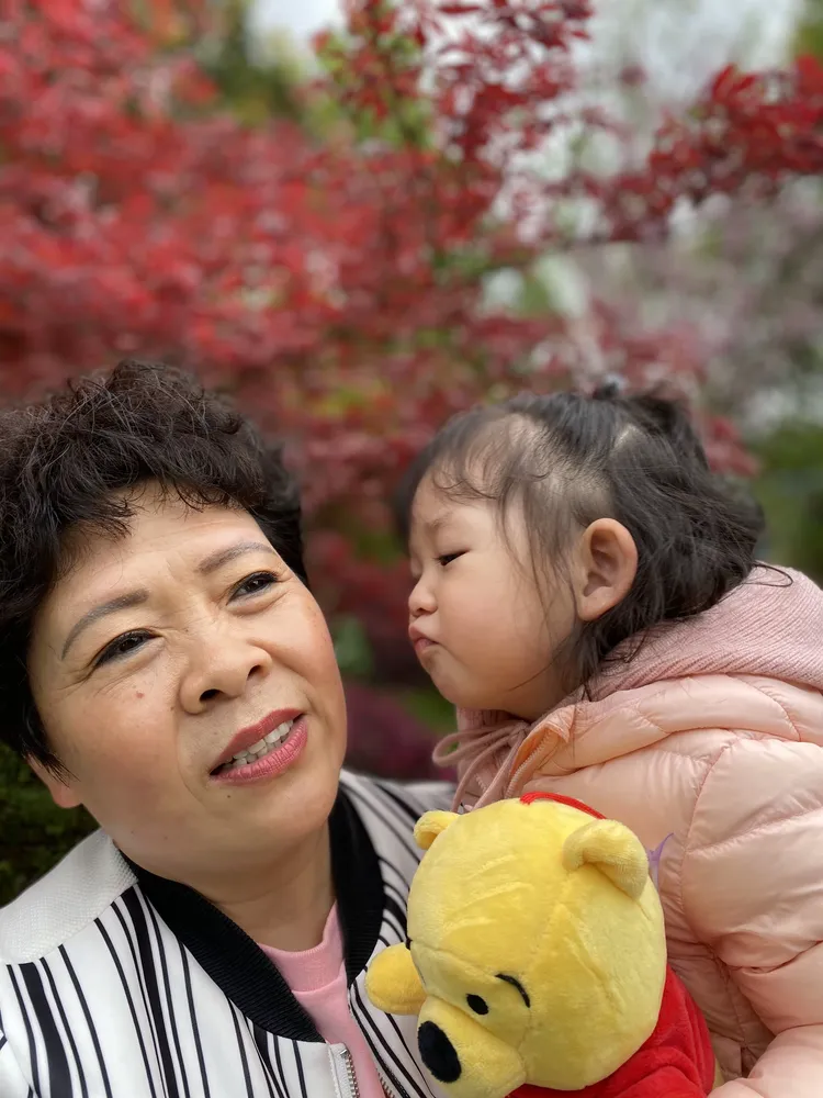 今天刘玲玲两岁了，我和外婆外公还有姨婆在新浦湿地公园。