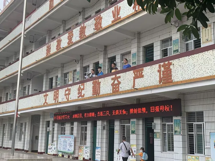 —富川一中举行复学后的第一次升旗仪式