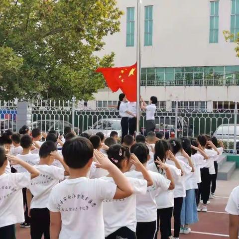 小小少年，很少烦恼，眼望四周阳光照