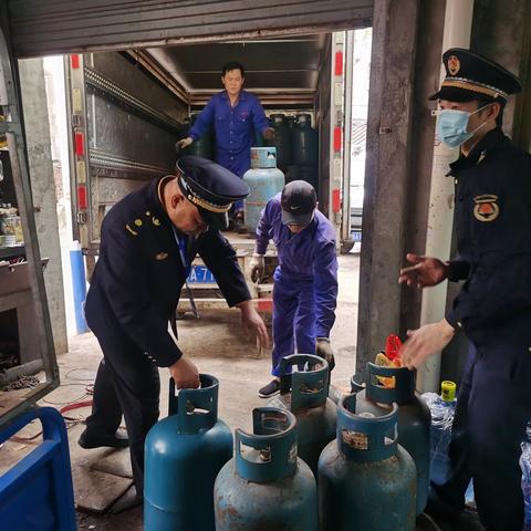 迅速反应 落实有力——琼山区市容秩序行政执法大队查处三峰路涉嫌无证经营燃气网点