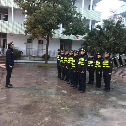 【彭州城管】降温的周末，城管人过得忙碌而充实。