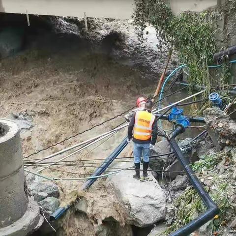 戮力齐心保通信  阿坝联通全力以赴抢修“8.20”强降雨洪涝灾害受损通信网络